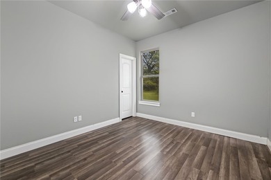 Charming 4 bed, 2 bath home just east of Fayetteville with - photo 19