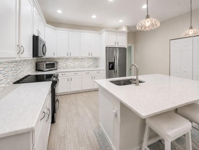Welcome to this beautifully upgraded 2-bedroom + Den, 2-bathroom - photo 9