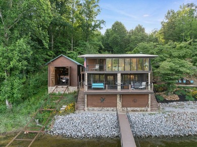 Do you want serenity? This incredible 2.4-acre property with 370 - photo 4