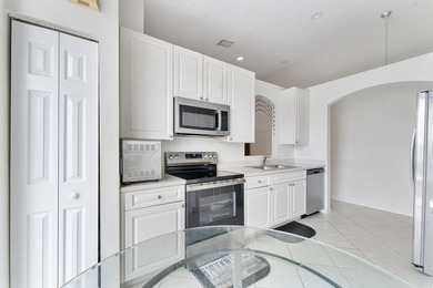Beautifully maintained 3-bedroom, 2.5-bath home located on a - photo 7