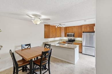 Welcome home to this well-presented 2-bed, 2.5-bath townhome - photo 3