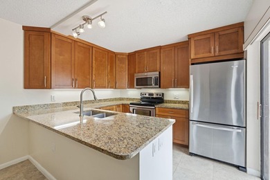 Welcome home to this well-presented 2-bed, 2.5-bath townhome - photo 4