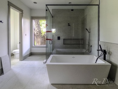 Ron Davis Custom Homes presents this stunning two-story Luxury - photo 26