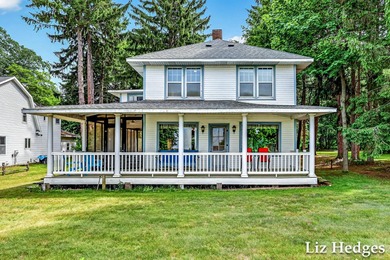 Enchanting seasonal cottage with 188.5 ft. of private White Lake - photo 2