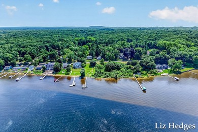 Enchanting seasonal cottage with 188.5 ft. of private White Lake - photo 6