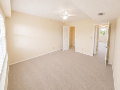 Welcome to this bright and spacious 3-bedroom, 2.5-bath unit - photo 11