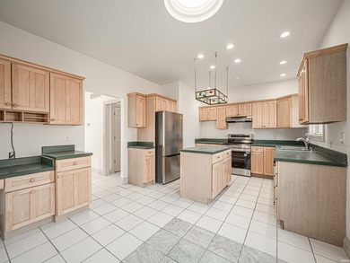 Move-in ready home located in a quiet Newburgh neighborhood just - photo 11