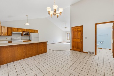 Spacious, open concept 2bed/2bath ranch style condo on the SE - photo 2