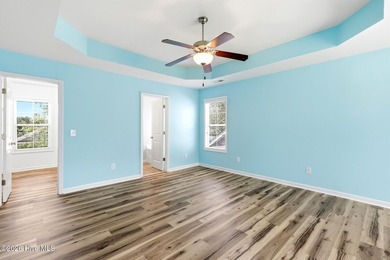 Move in ready and exceptionally well maintained, this spacious - photo 22