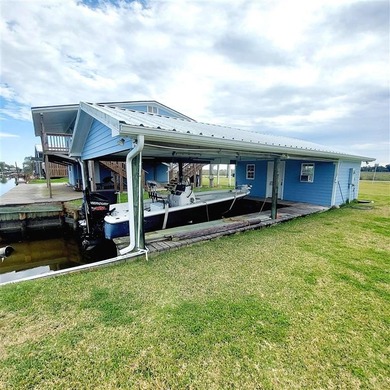 Waterfront property with canal frontage offering direct access - photo 24