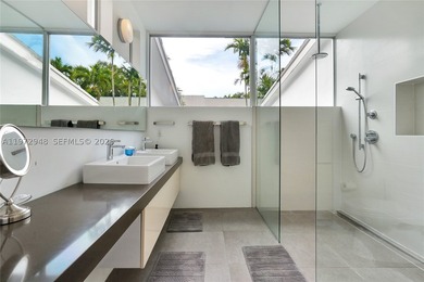 Located in Bay Heights, this 4-bedroom, 4.5-bath residence - photo 21