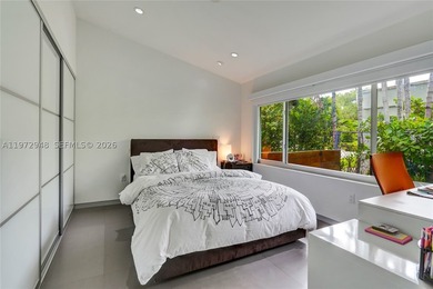Located in Bay Heights, this 4-bedroom, 4.5-bath residence - photo 25