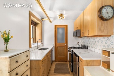 Charming garden-level studio with in-unit washer/dryer, ideally - photo 3