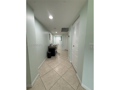 Beautiful and well-maintained 1-bedroom, 1.5-bath condominium - photo 8