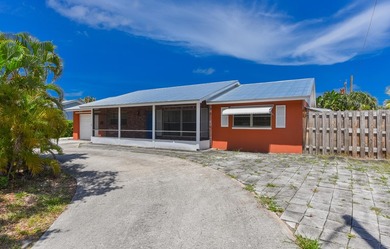 The perfect Handy-man special with a 10,000 sqft lot. Amazing - photo 1