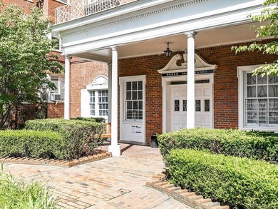Pet friendly! Doorman! Outdoor garden and sitting area! - photo 1