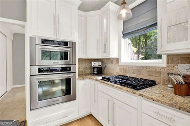 Spectacular sunsets on this breathtaking lakefront escape! This - photo 12
