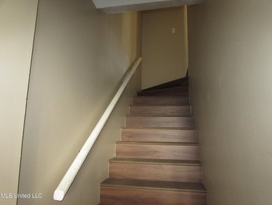 Tri Level Townhome near Pass Rd and Courthouse Rd. Single car - photo 2