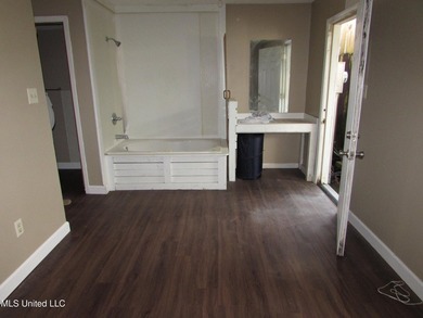 Tri Level Townhome near Pass Rd and Courthouse Rd. Single car - photo 7