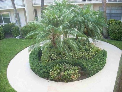Beautifully remodeled 1 bedroom, 1 bath unit located in the - photo 18