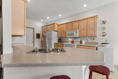 Welcome to effortless living in the desirable River Park Villas! - photo 10
