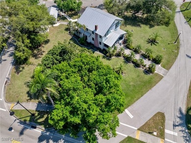 Historic Seminole Park gem in the heart of Fort Myers, just
