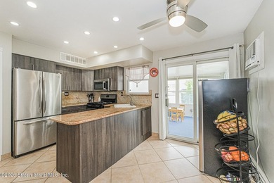Welcome to 190 Sandalwood Drive in Great Kills. This - photo 13