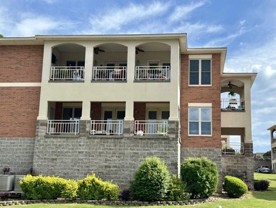 Enjoy easy, ground-level living in this beautifully maintained - photo 2