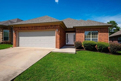 Welcome golfers! Pretty home with a great floorplan backing up - photo 1