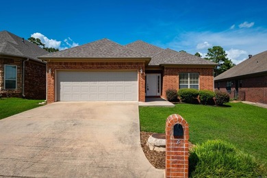 Welcome golfers! Pretty home with a great floorplan backing up - photo 2