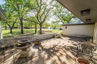 Quality lake house with special features on beautiful lot in - photo 3