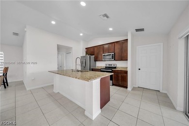 Beautiful newly built home (2023) featuring 3 bedrooms and 2 - photo 7
