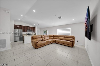Beautiful newly built home (2023) featuring 3 bedrooms and 2 - photo 9