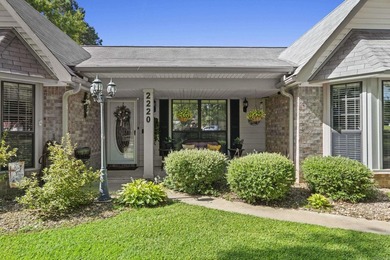 Wow! This Beautifully landscaped home has 3 bedrooms 2 baths - photo 4