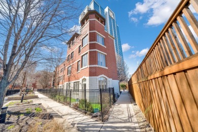 Lake Townhome/Townhouse For Sale in Chicago, Illinois