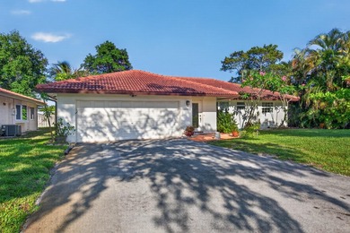 A fantastic location in a well-manicured community. This large 2 - photo 11