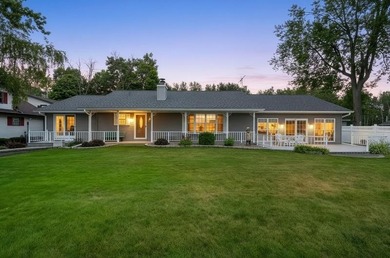 Beautiful arched-window entry welcomes you to this inviting lake - photo 2
