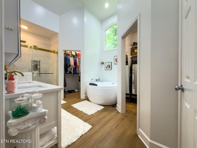 Welcome to this totally renovated, move-in ready 5 bedroom, 3 - photo 15