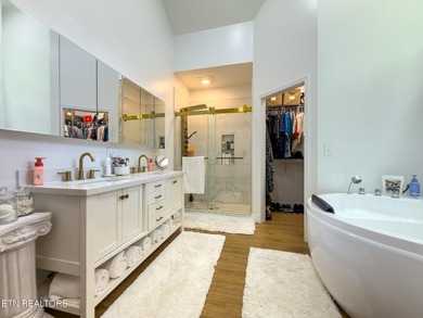 Welcome to this totally renovated, move-in ready 5 bedroom, 3 - photo 16