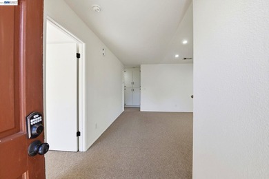 Bright & corner unit Upgraded Condo | Prime Fremont Location - photo 8