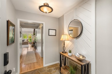 Beautifully maintained end-unit villa offering two bedrooms and - photo 14