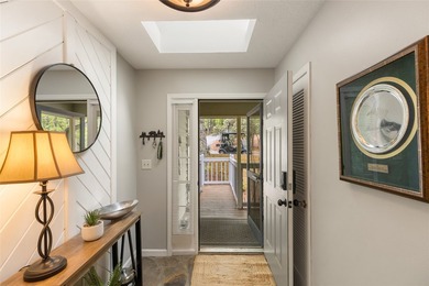 Beautifully maintained end-unit villa offering two bedrooms and - photo 15