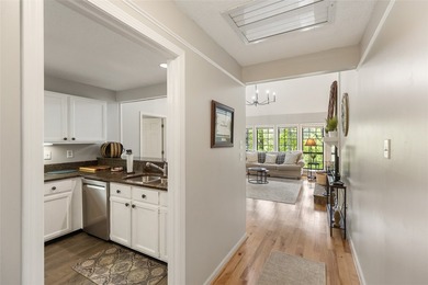 Beautifully maintained end-unit villa offering two bedrooms and - photo 16