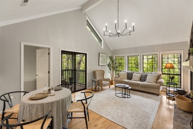 Beautifully maintained end-unit villa offering two bedrooms and - photo 17