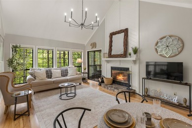 Beautifully maintained end-unit villa offering two bedrooms and - photo 18