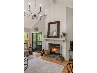Beautifully maintained end-unit villa offering two bedrooms and - photo 19