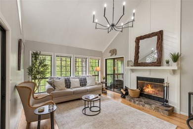 Beautifully maintained end-unit villa offering two bedrooms and - photo 20