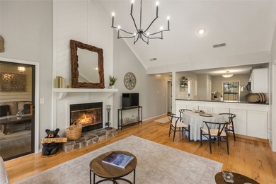 Beautifully maintained end-unit villa offering two bedrooms and - photo 21