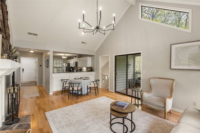 Beautifully maintained end-unit villa offering two bedrooms and - photo 23