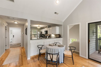 Beautifully maintained end-unit villa offering two bedrooms and - photo 24